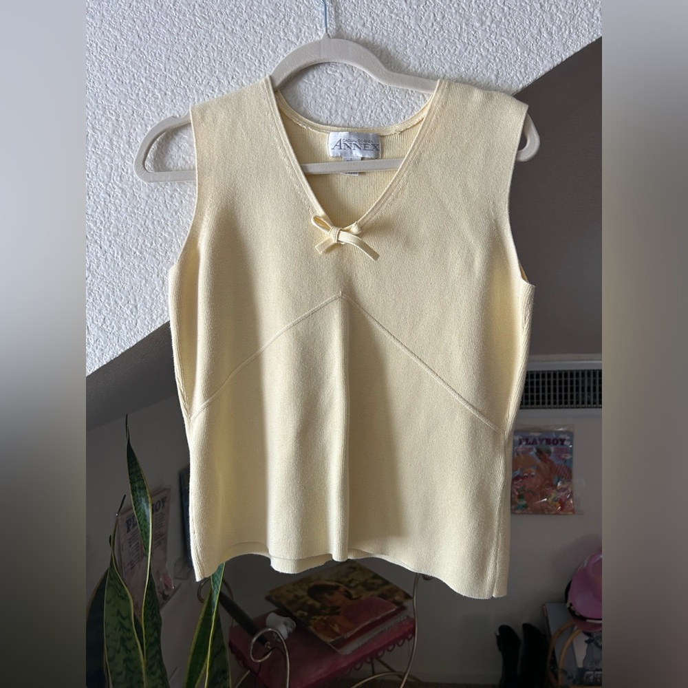 BUTTER YELLOW TANK TOP knit Casual Corner Annex tank top w/ bow 🎀 large- 💛